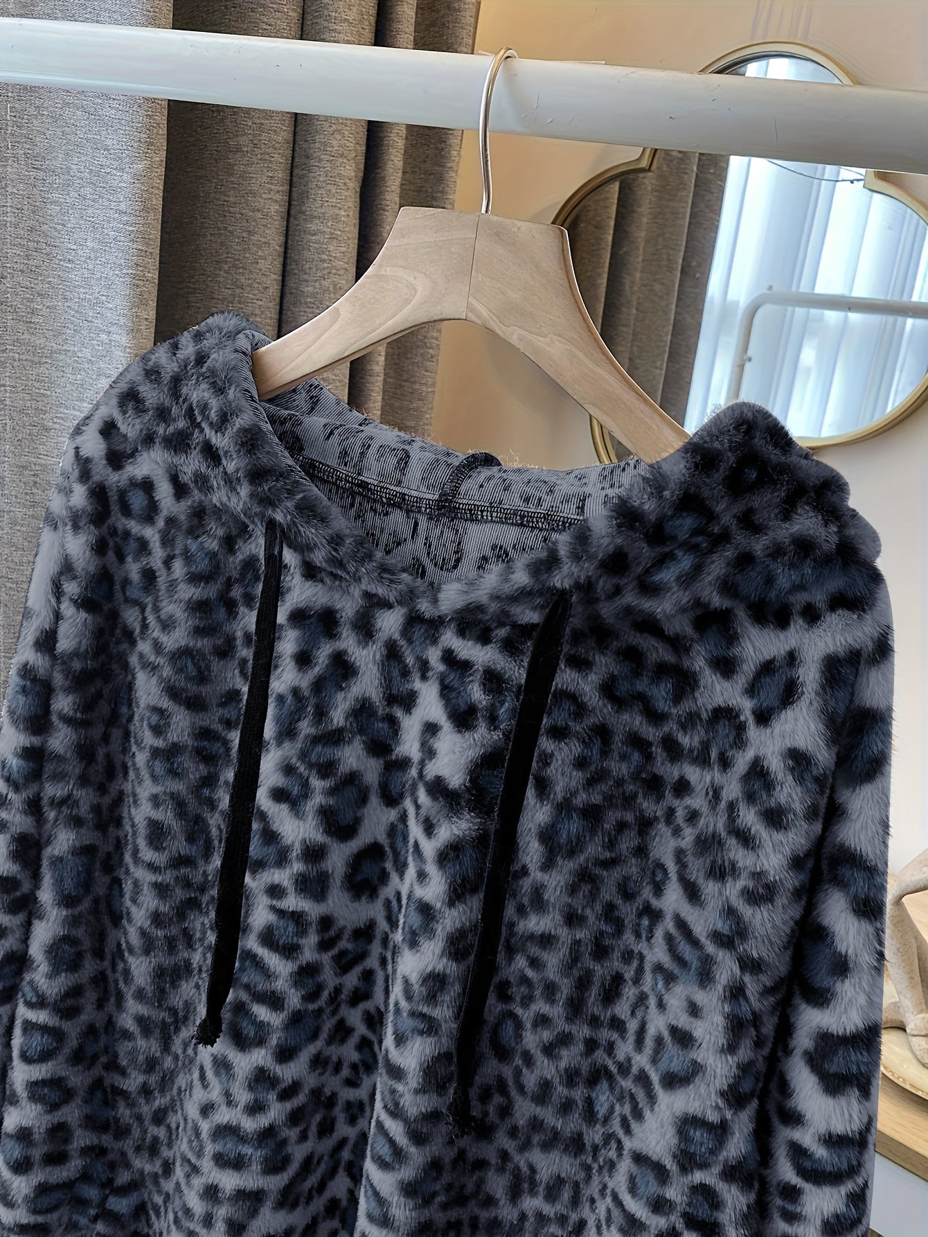 Plus Size Leopard Print Drawstring Hoodie, Casual Long Sleeve Fuzzy Sweatshirt For Fall & Winter, Women's Plus Size Clothing