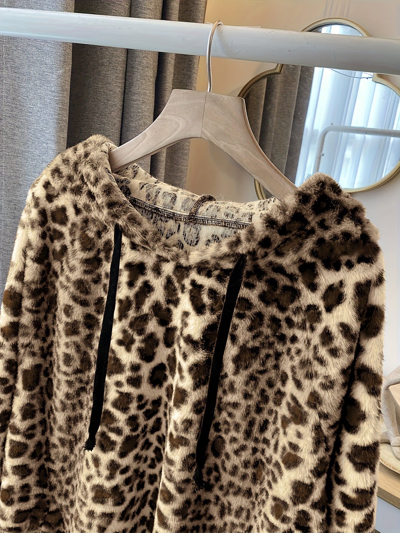 Plus Size Leopard Print Drawstring Hoodie, Casual Long Sleeve Fuzzy Sweatshirt For Fall & Winter, Women's Plus Size Clothing